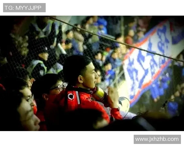 足球明星亲自赠送球衣感人瞬间视频记录球迷热情与梦想